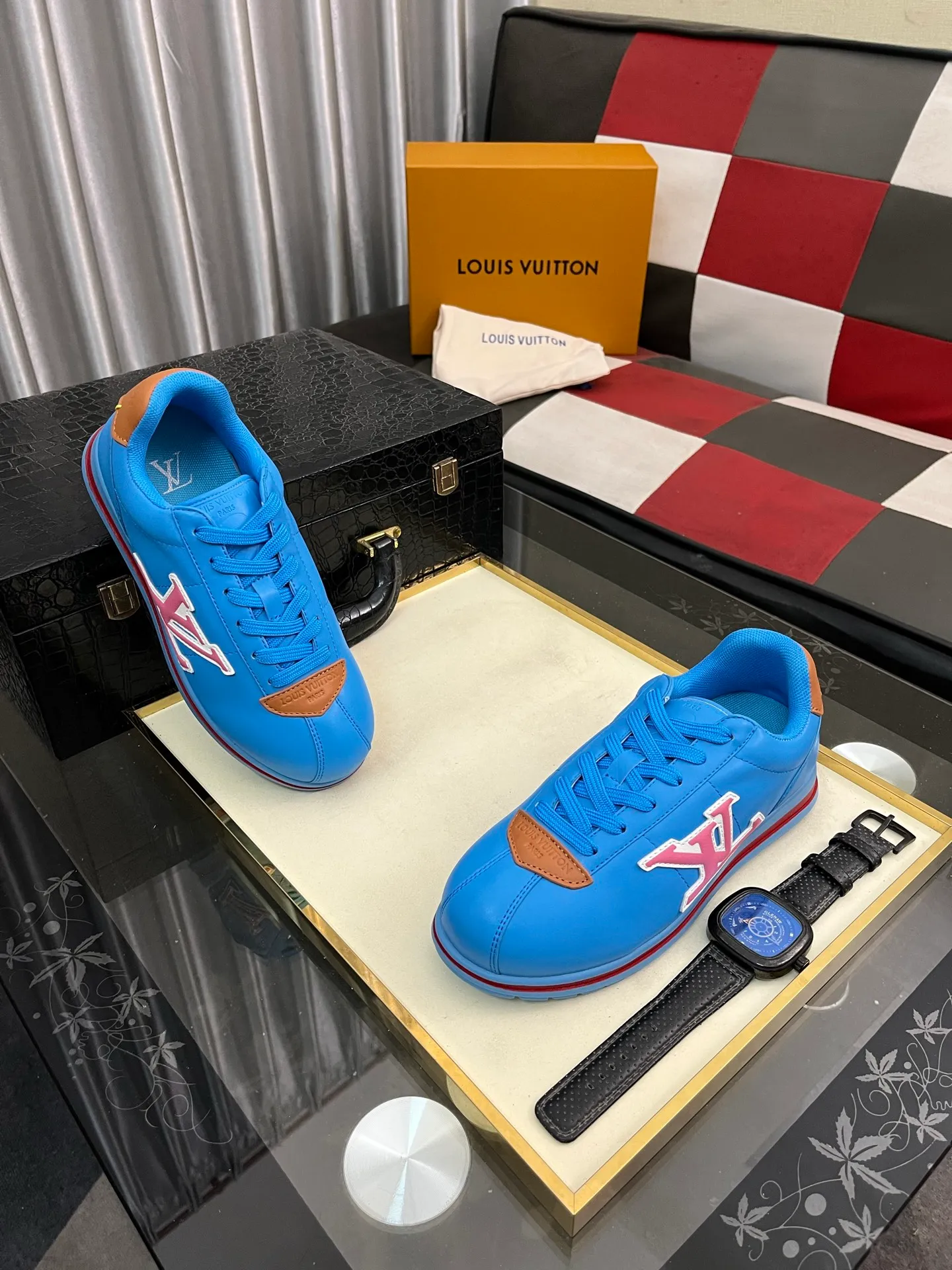 Men's shoes 💰700⌚️⌚️LV TARINE Louis Vuitton x Tyler joint model Donkey brand L family embossed couple style casual sneakers skate shoes original purchase and development This LV Trainer sneaker comes from the Louis Vuitton and Tyler collaboration series. The Monogram pattern and brand logo are transformed into nubuck calf leather embossing and side decoration respectively, witnessing the artist's creative interpretation of classic elements. The deep tones accentuate the complex upper, which requires hours of craftsmanship to complete. Exquisitely packaged at the delivery counter🛍📦 ▪️Fabrics: Original customized first-layer cowhide ▪️Inner lining: Original customized breathable mesh ▪️Outsole: Original open-molded two-color TPU combination outsole ▪️Sole thickness: 3CM ▪️Size: Women's 35-40 / Men's 38-46
